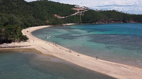 Low Drone Flight Along Tropical Sandbar Beach in Thailand Vidéo 337344252