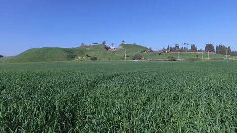 Low drone flight over fields near Tel Megiddo. Israel. DJI-0072-01 Vídeos de archivo 106636068