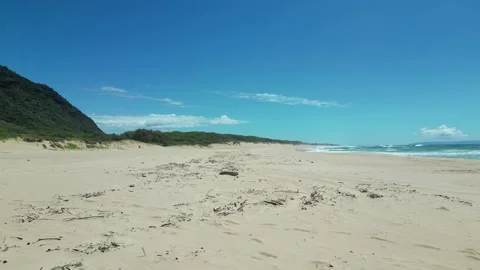 Low drone flight over the sandy Polihale beach in Hawaii Stockbeeldmateriaal 347825933