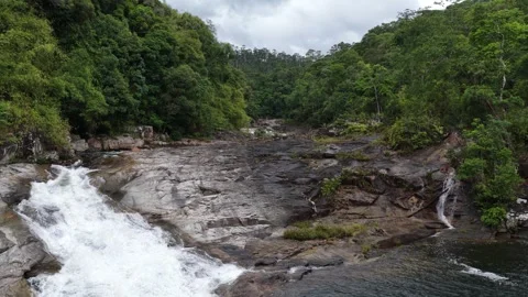 Low Drone Flight Up a Powerful Cascade in Chu Yang Sin, Vietnam 库存影片 343806909