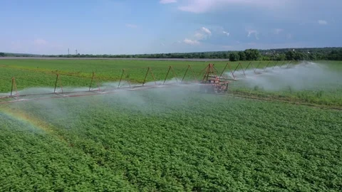 Low drone orbit over irrigated field Vidéo 329212470