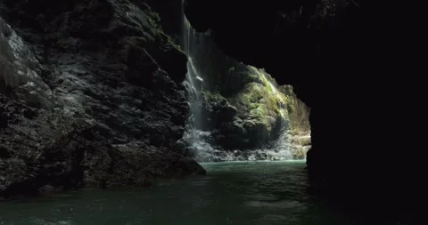 Low Drone Shot of River Bend Flowing Through Tropical Jungle Canyon 스톡 동영상 332607164
