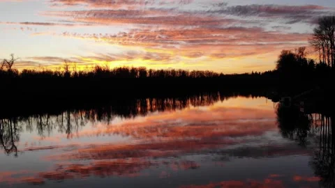 Low Drone Shot of Sunset Reflected on River Vídeos de archivo 328382800