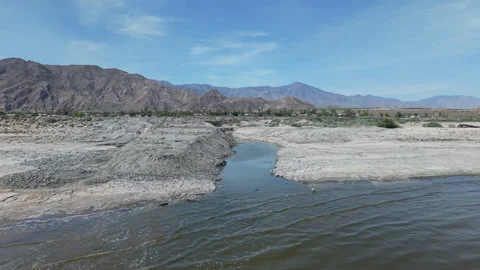 Low Drone Slide Over Desert Shores Marina Inlet with San Jacinto Mountains Stockbeeldmateriaal 332682799