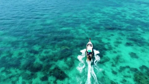Low Drone Tracking Single Longtail Boat Phi Phi Island Vídeos de archivo 331145052