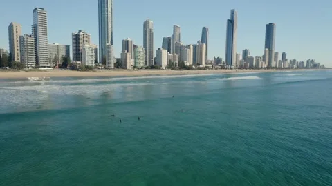 Low Drone View of surfers in lineup at Surfers Paradise Beach Video, Gold Coast 库存影片 309627996