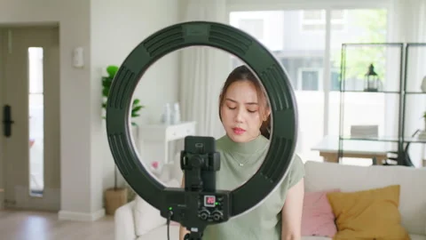 Low engagement rate drop problem on social media insight analytic data 스톡 동영상 208938561