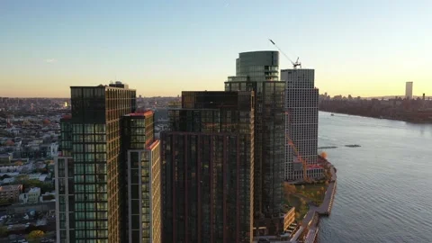Low evening sun on narrow side streets in Greenpoint, Brooklyn Vidéo 164972629