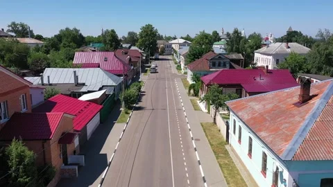 Low fast drone flight along Kolomna street Vidéo 327403719
