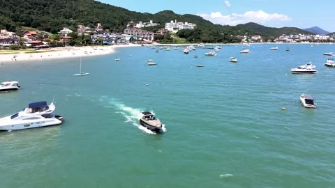Low flight drone aerial scene flying over speedboats yachts and luxury Vídeo Stock 230558042