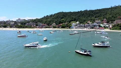 Low flight drone aerial scene flying over speedboats yachts and luxury Vídeo Stock 230558279