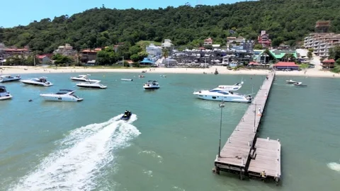 Low flight drone aerial scene flying over speedboats yachts and luxury Vídeo Stock 230558392