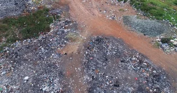 Low flight over rubbish dump outside small town in South Africa 4K Vídeo Stock 85643721