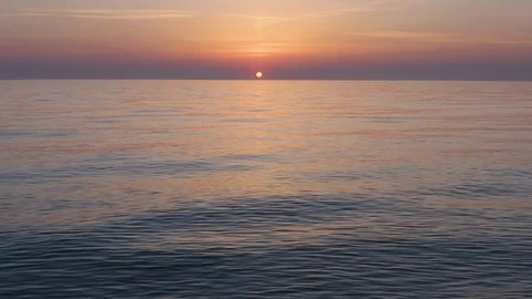 Low flight over the sea surface.  库存影片 118798171