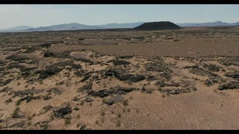 Low Fly Over Amboy Cinder Cone and Lava Field 스톡 동영상 147517227