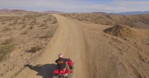 Low fly over ATV in the desert Vídeo Stock 81150731