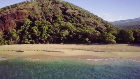 Low Fly Over Tropical Waters Towards A White Sand Beach And Volcano Crater 스톡 동영상 83960969