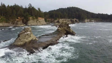 Low Flying Along Sunset Cliffs Over Ocean Waves Crashing on Rock Islands 库存影片 226015653