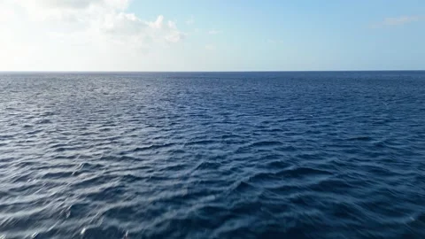 Low flying drone above open ocean water, perfect background to soothe and Vidéo 256991354