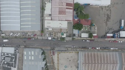 Low-flying Perspective Panning across industrial Warehouse Vidéo 74932638