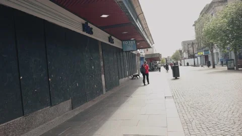 Low footfall and vacant retail units in Kilmarnock town centre 库存影片 335882892