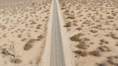 Low to high aerial of empty sandy dirt country road no cars and no people Vidéo 211239187