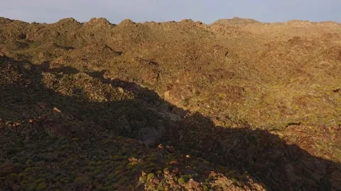 Low to High Aerial Flight Overhead Rugged California Desert Mountain 스톡 동영상 146759860