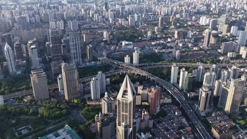 Low to High Ascending Drone Shot of Shanghai Tower and Oriental Pearl Tower, Vídeos de archivo 332725302