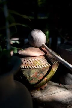 Low key scene of close focus on vintage and old pottery water jar in outdoor. Foto stock