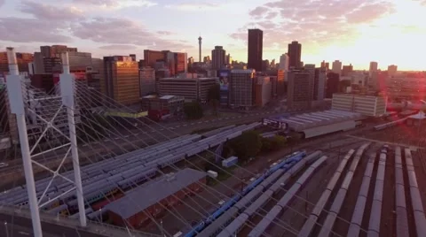 Low Level Aerial shot over of Nelson Mandela Bridge at sunrise Vidéo 64808586