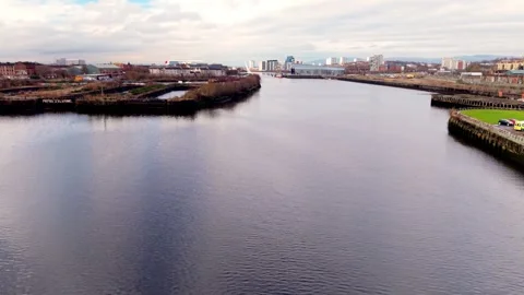 Low Level Descent and Flyover Along River Clyde Glasgow Vídeos de archivo 328788625