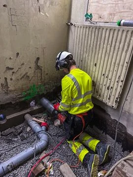 Low level diamond core drilling in reinforced concrete structure at constru.. Stockfoto's