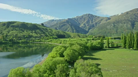 Low level panning drone shot of Lake Hayes with Lens flare Stock Footage 155470782