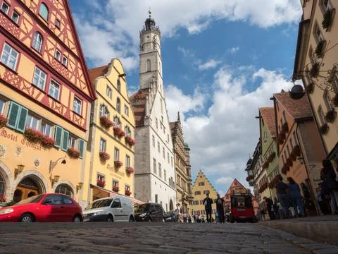 A low level view of architecture and cobbled streets  Rothenburg ob der Tauber Foto stock