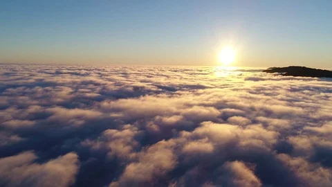 Low Lying Clouds Aerial Vidéo 77333589