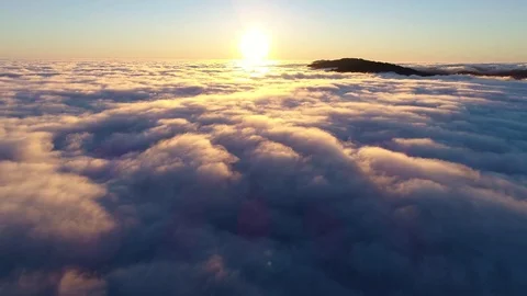 Low Lying Clouds Aerial Vídeo Stock 77333817