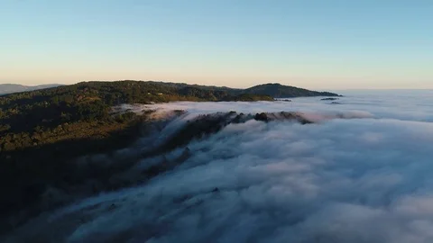 Low Lying Clouds Aerial Vídeo Stock 77334093