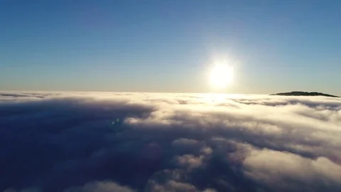 Low Lying Clouds Aerial 库存影片 77334726