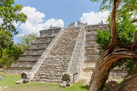 Low Mayan stepped building at Chechen Itza Stock Photos