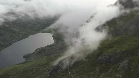 Low mountain cloud covering Tryfan mountain and Llyn Ogwen in Snowdonia Stock Footage 139958247