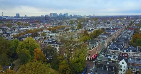 Low pass over rooftops toward a slim lattice tower Vídeo Stock 71293108