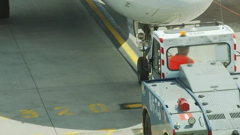 Low profile pushback vehicle or tractor or tug with airplane or plane on the  Video stock 110924660
