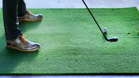 Low Section of a Golfer Hitting the Golf Ball on the Mat on Driving Range 库存影片 224887622