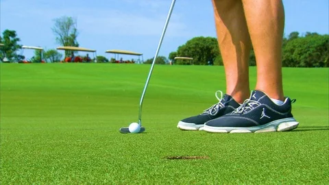 Low section of man playing golf in the golf course Stock-Footage 89071323