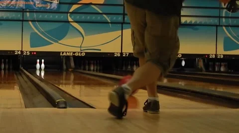 Low shot of guy bowling Vídeos de archivo 45352040