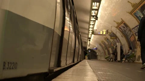 Low Shot Paris Metro Train Leaving Station 動画素材 194122530