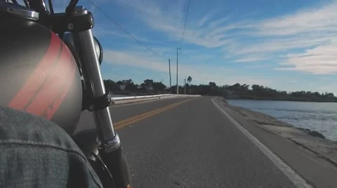 Low side shot of riding motorcycle next to ocean Vídeos de archivo 47334541