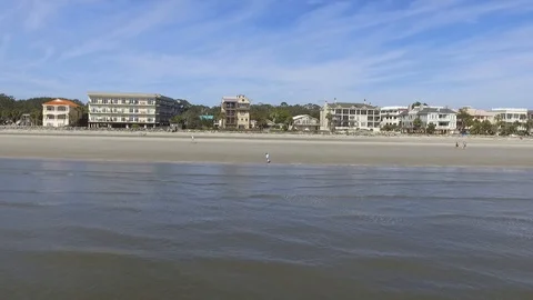 Low Sideways flyover of St. Simons East Beach Vidéo 89558696