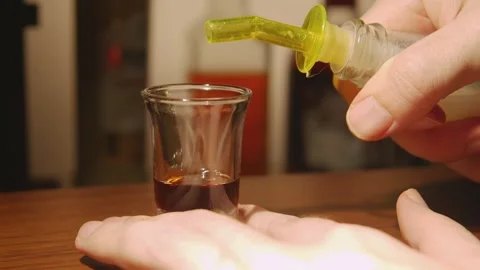 Low skill bartender fails Stock-Footage 305476125