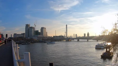 Low sun setting over London Thames river. Video stock 100911504